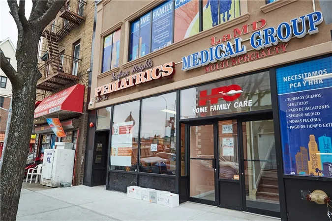 Вид с улицы на офис Jackson Heights Pediatrics на 92-й улице